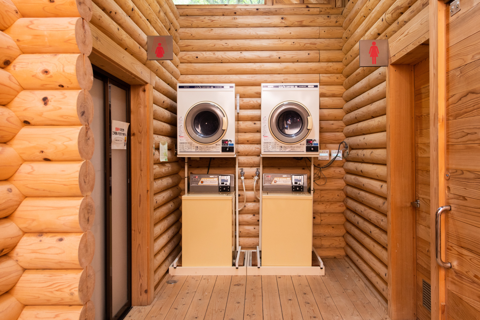 コインランドリー・トイレ
洗濯機・乾燥機も完備しているので、連泊も小荷物でOK。トイレは男女共に洋式/水洗で、嬉しいウォシュレット付きです。