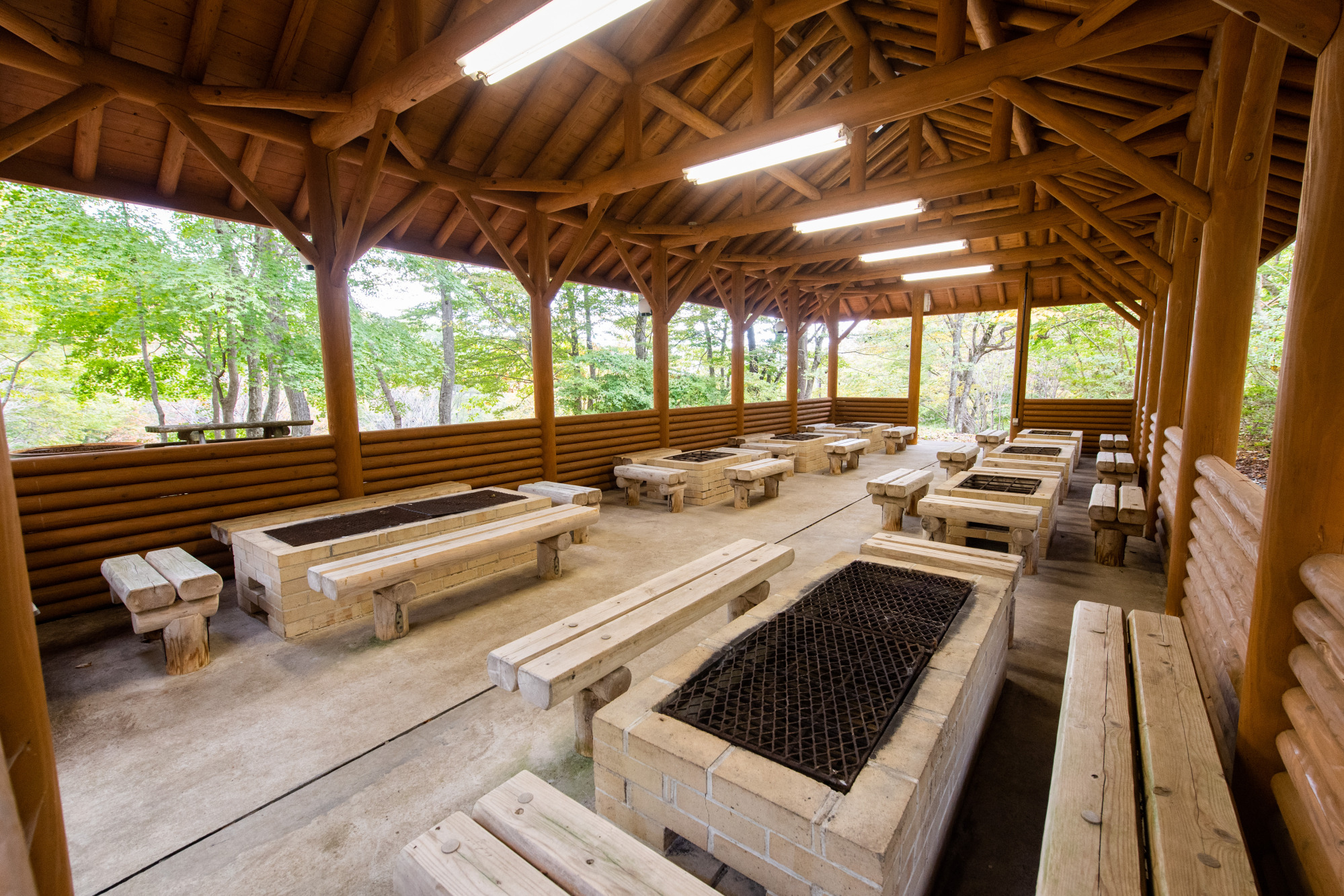バーベキューハウス
屋根があるので雨天時も安心。大勢で鉄板を囲みながら、にぎやかで美味しいひと時をお過ごしください。