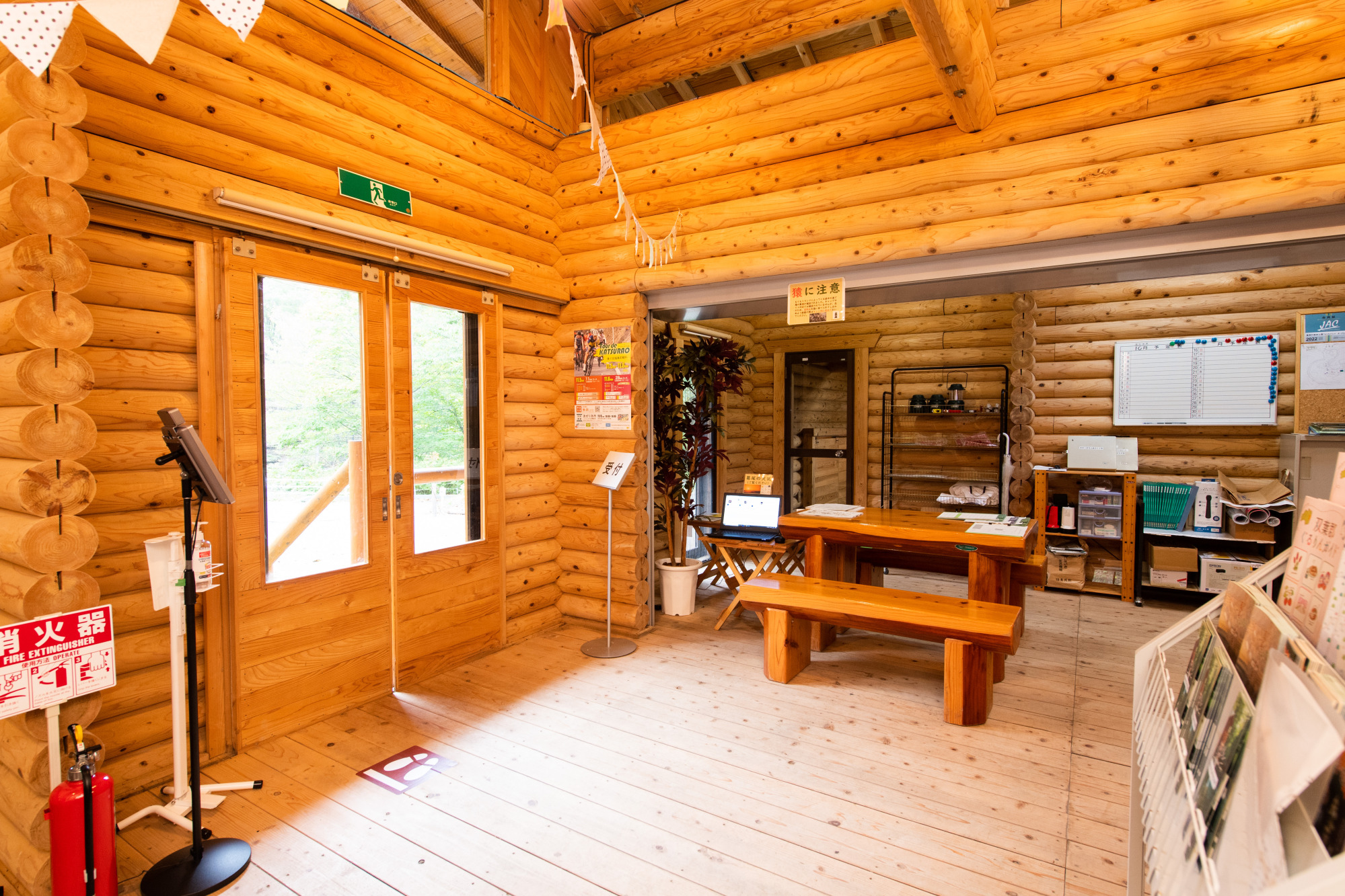 管理棟
テントをはじめ、キャンプやバーベキューに必要なレンタル用品も豊富に取り揃えています。