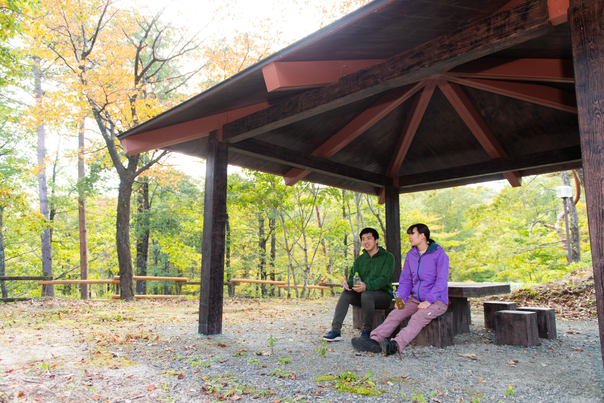 東屋
木々に囲まれた憩いの空間。敷地内に3か所あります。ゆっくりとくつろぎながら、景色をお楽しみください。