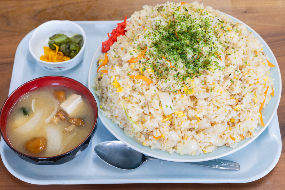 石井食堂名物・デカ盛りチャーハン