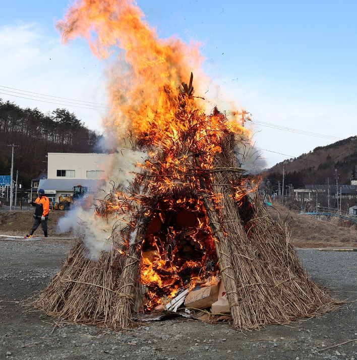 炎に祈りをのせて。葛尾村の冬の風景「どんと祭り」